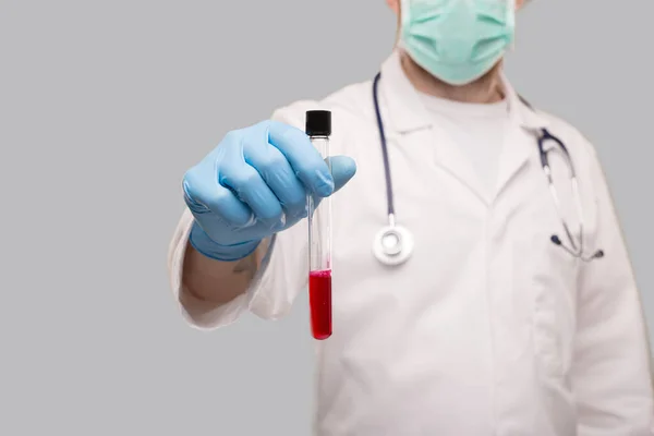 Medico Mostra Analisi Del Sangue Indossare Guanti Maschera Medica Analisi — Foto Stock