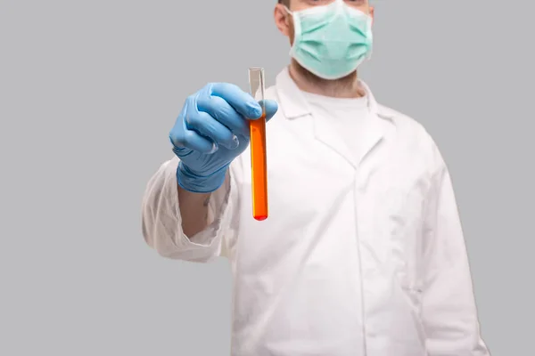Arzt Zeigt Blutanalyse Mit Handschuhen Und Medizinischer Maske Blutanalysen Aus — Stockfoto