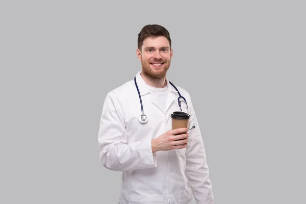 Doctor Holding Coffe Take Away Cup Mosolygós Izolált Orvosi Koncepció — Stock Fotó