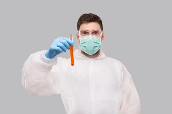 Mannelijke Laboratoriummedewerker Toont Bloedanalyse Dragen Van Medische Masker Handschoenen Chemische — Stockfoto