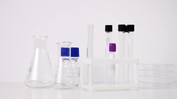 Tubos de ensayo y frascos vacíos en el laboratorio. Virus, Ciencia, Concepto Médico . — Vídeos de Stock