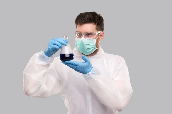 Manlig Laboratoriearbetare Kemisk Kostym Bär Medicinsk Mask Och Glasögon Titta — Stockfoto
