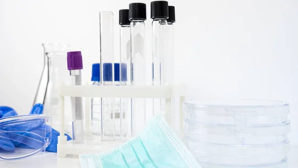 Üres Tesztcsövek Flaskák Laborban Orvosi Maszk Szemüveg Kesztyű Asztalon Vírus — Stock Fotó