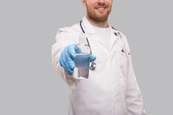 Homem Doutor Mostrando Mãos Desinfetante Vestindo Luvas Lavar Mãos Séptico — Fotografia de Stock