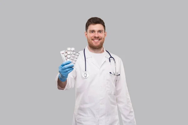 Uomo Dottore Che Mostra Pillole Che Indossano Guanti Dottoressa Holding — Foto Stock