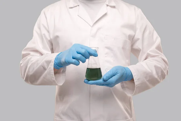 Medico Maschio Che Indossa Guanti Mostrando Fibbia Con Liquido Colorato — Foto Stock