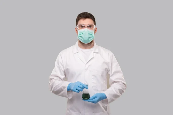 Männlicher Arzt Mit Medizinischer Maske Und Handschuhen Zeigt Fläschchen Mit — Stockfoto