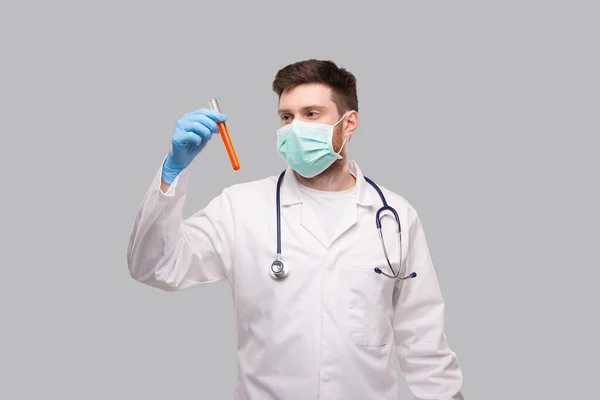 Man Doctor Controle Intently Analyse Het Dragen Van Medische Maskers — Stockfoto