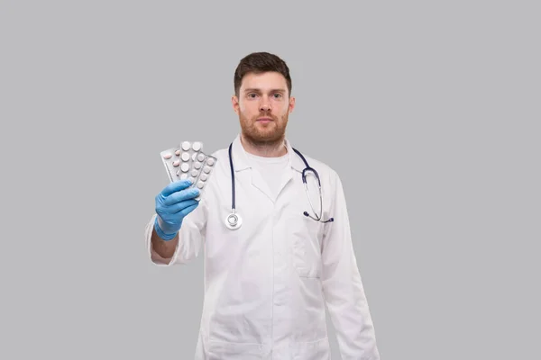 Man Doctor Showing Pills Dragen Handschoenen Dokter Holding Tabletten Corona — Stockfoto