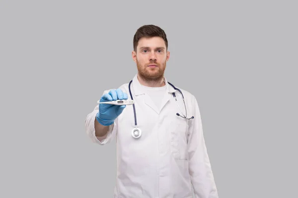 Ανδρική Γιατρός Φορώντας Γάντια Εμφάνιση Θερμόμετρου Υγιής Ζωή Γιατρέ Ιογενής — Φωτογραφία Αρχείου