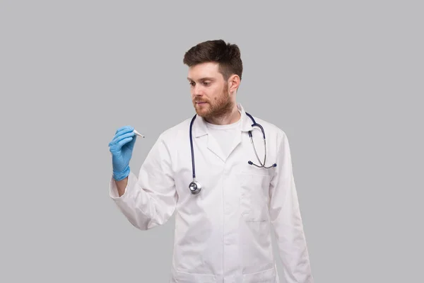 Αρσενικό Γιατρό Φορώντας Γάντια Βλέποντας Θερμόμετρο Γιατρός Θερμόμετρο Στα Χέρια — Φωτογραφία Αρχείου