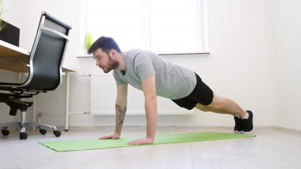 Hombre Que Empuja Hacia Arriba Casa Inicio Deporte Vida Saludable — Vídeos de Stock