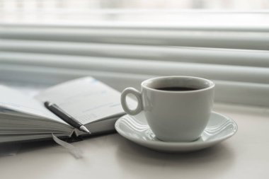 Kahve fincanı Ofis Masası 'nda. Günlük Planlayıcı. İş kavramı. Siyah