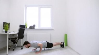 Evde şınav çeken adam. Ev Çalışması, Spor, Sağlıklı Yaşam, Karantina Konsepti