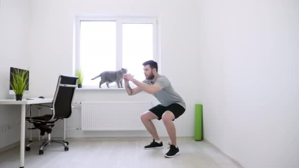 Man doet Squats thuis. Een man die thuis aan het trainen is. Home Sport, Gezond leven, Quarantaine Concept. Sport thuis — Stockvideo