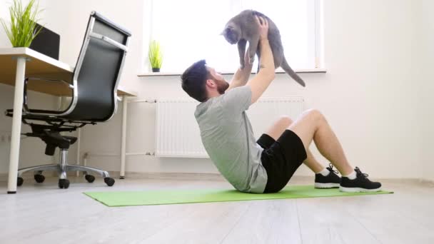 Hombre haciendo ABS en casa con gato en las manos. Inicio Deporte, Vida Saludable, Concepto de Cuarentena. Mascotas — Vídeos de Stock