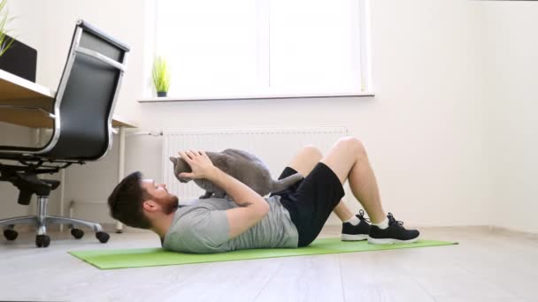 Hombre jugando con gato mientras hace deporte en casa. Inicio Deporte, Vida Saludable, Concepto de Cuarentena. Mascotas — Vídeos de Stock