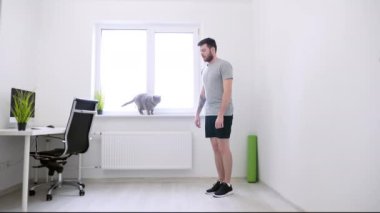 Evde El Yapan Adam. Ev Sporu, Sağlıklı Yaşam, Karantina Konsepti.