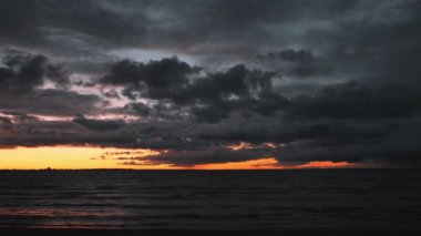 Deniz ve Şehrin Günbatımı Manzarası. Gökyüzü, Deniz, Günbatımının Zamanı