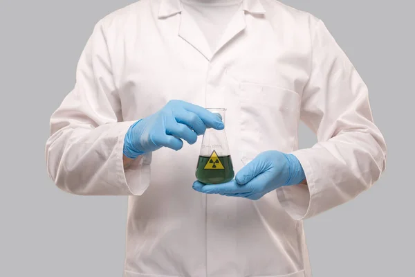 Medico Maschio Che Indossa Guanti Mostrando Fibbia Con Liquido Colorato — Foto Stock