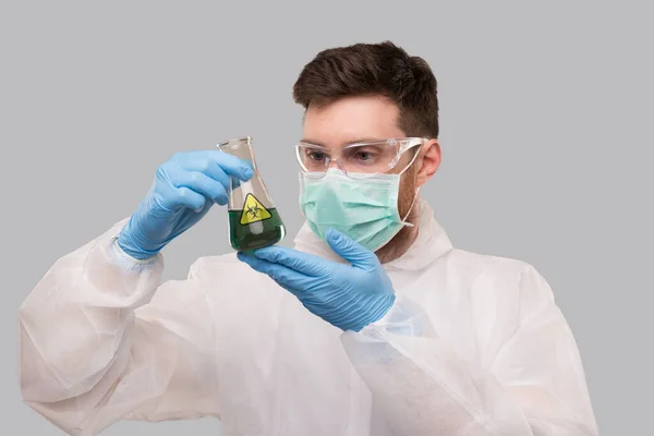 Trabajador Laboratorio Masculino Traje Químico Usando Máscara Médica Frasco Observación — Foto de Stock