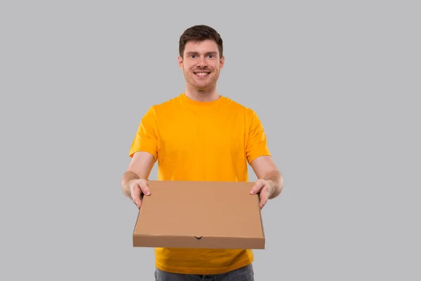 Leverans Man Pizza Box Händerna Gul Tröja Leverans Pojke Isolerad — Stockfoto