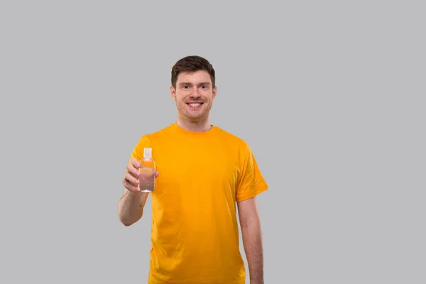 Man Met Handen Ontsmettingsmiddel Handen Ontsmettend Man Geel Shirt Health — Stockfoto