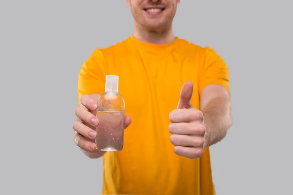 Man Holding Hands Sanitizer Showing Thumb Mani Antisettiche Vicino Uomo — Foto Stock