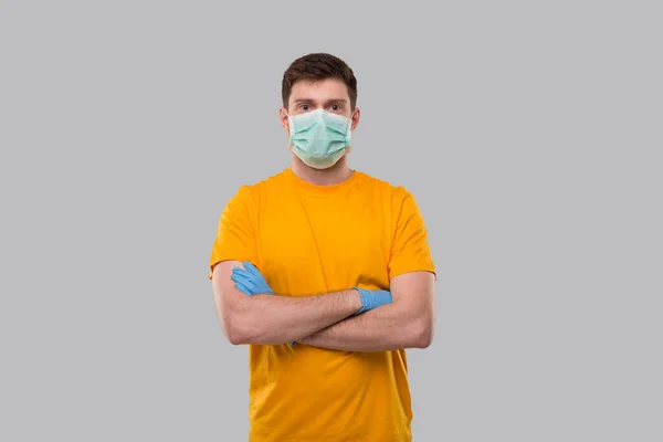 Mann Mit Medizinischer Maske Und Handschuhen Mann Gelben Shirt Isoliert — Stockfoto