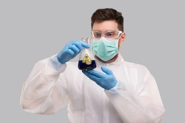 Mannelijke Laboratoriummedewerker Chemisch Pak Het Dragen Van Medische Maskers Glazen — Stockfoto