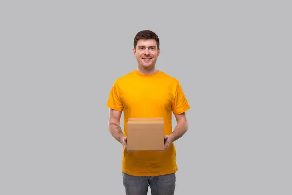 Άνθρωπος Παράδοση Κουτί Στα Χέρια Κίτρινο Μπλουζάκι Αγόρι Παράδοσης Παράδοση — Φωτογραφία Αρχείου