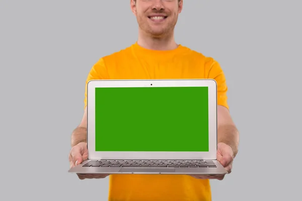 Чоловік Показує Ноутбук Зелений Екран Домашні Замовлення Доставка Карантину Покупки — стокове фото