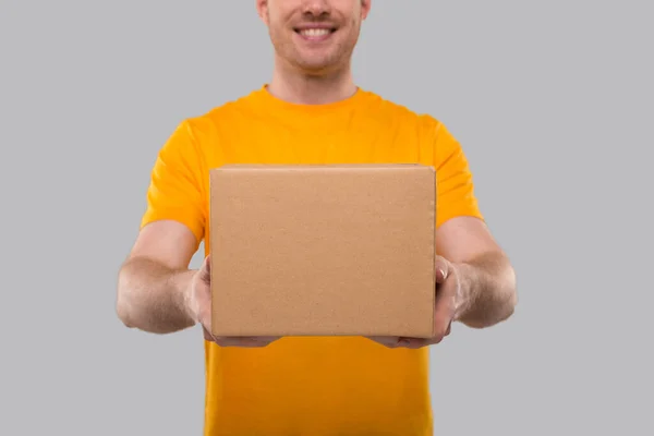 Repartidor Con Caja Las Manos Cerca Camiseta Amarilla Delivery Boy —  Fotos de Stock