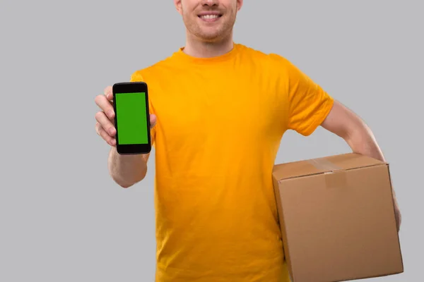 Entrega Hombre Mostrando Caja Retención Del Teléfono Teléfono Pantalla Verde — Foto de Stock