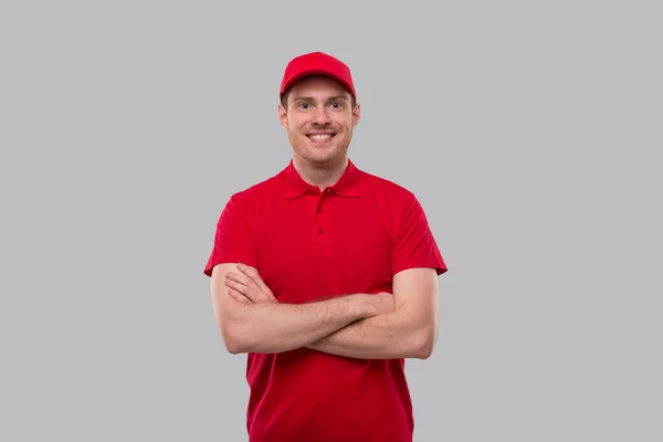 Delivery Man Stående Händer Korsas Förlossningspojke Röd Uniform Isolerad — Stockfoto