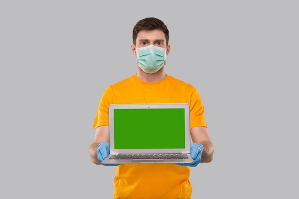 Man Wearing Medical Mask Gloves Showing Laptop Green Screen Home — Stock Photo, Image