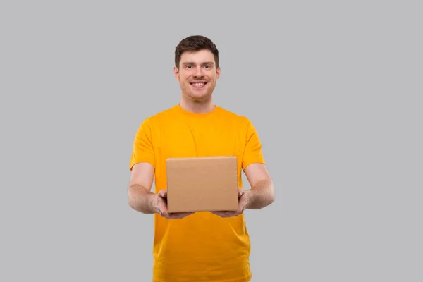 Repartidor Con Caja Las Manos Camiseta Amarilla Delivery Boy Entrega — Foto de Stock