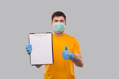 Tıbbi Maskeli ve Eldivenli Adam Pano ile Yukarı. Ellerindeki boş pano. İzole edilmiş