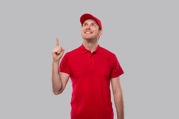 Bezorger Wijst Naar Boven Bezorger Rood Uniform Geïsoleerd — Stockfoto