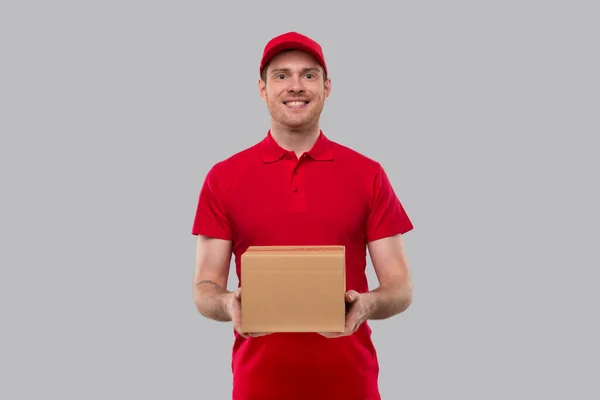 送货员手里拿着盒子红衫快递员送货上门检疫英雄 被隔离了 — 图库照片
