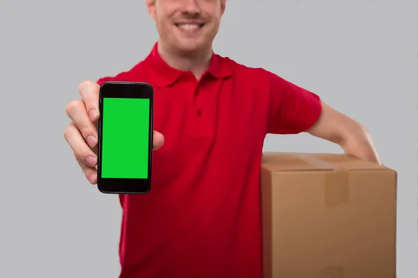 Teslimatçı Ellerinde Kutuyla Telefonu Gösteriyor Eve Teslimat Sipariş Çevrimiçi Teknoloji — Stok fotoğraf