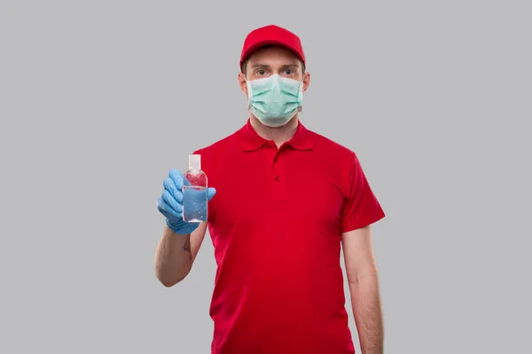 Homem Entrega Vestindo Máscara Médica Luvas Segurando Mãos Desinfetante Mãos — Fotografia de Stock