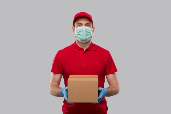 Teslimatçı Tıbbi Maske Takıyor Eldiven Takıyor Kırmızı Tişörtlü Teslimatçı Eve — Stok fotoğraf