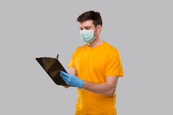 Man Draagt Medisch Masker Handschoenen Schrijven Klembord Bezorging Boy Klembord — Stockfoto