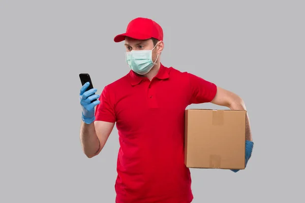 Delivery Man Bär Medicinsk Mask Och Handskar Använda Telefon Med — Stockfoto