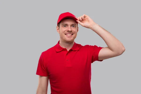 Homem Entrega Sorrindo Segurando Chapéu Retrato Rapaz Entrega Uniforme Vermelho — Fotografia de Stock