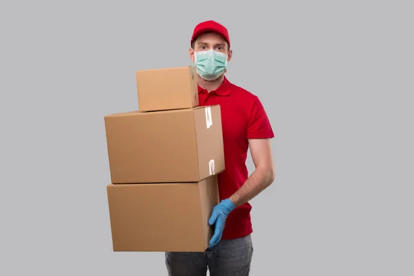 Παράδοση Άνθρωπος Φορώντας Ιατρική Μάσκα Και Γάντια Που Κατέχουν Κουτιά — Φωτογραφία Αρχείου