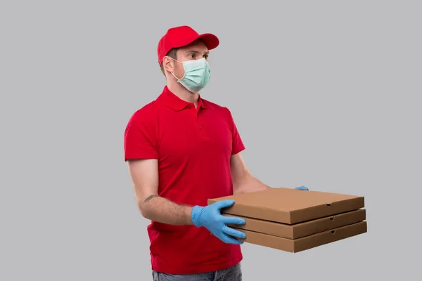 Teslimatçı Tıbbi Maske Eldiven Giyiyor Pizza Kutusu Elle Zleniyor Kırmızı — Stok fotoğraf