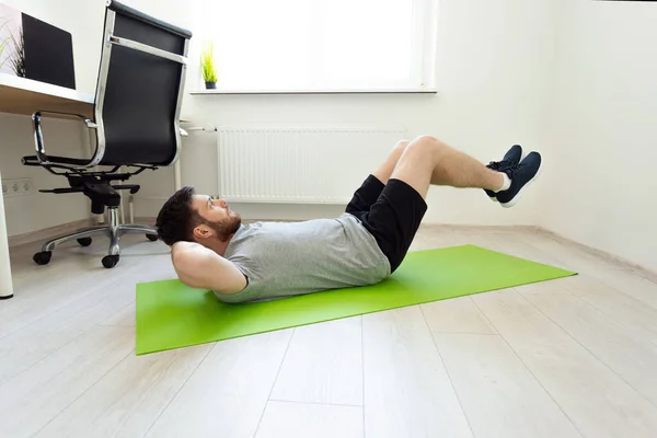 Hombre Haciendo Abs Casa Inicio Deporte Vida Saludable Concepto Carantino —  Fotos de Stock