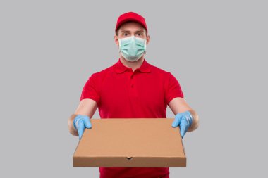 Teslimatçı, Pizza Kutulu Tıbbi Maske ve Eldiven Giyiyor. Sarı Tişört Teslimatçısı. İzole edilmiş